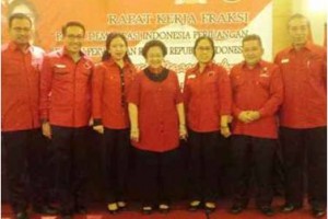HM Nurdin (paling kanan) foto bersama dengan ketua umum PDIP, Megawati Soekarno Putri seusai acara HTU PDIP ke 41